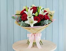 Букет цветов из:  Лилии и Розы в Рогнедино