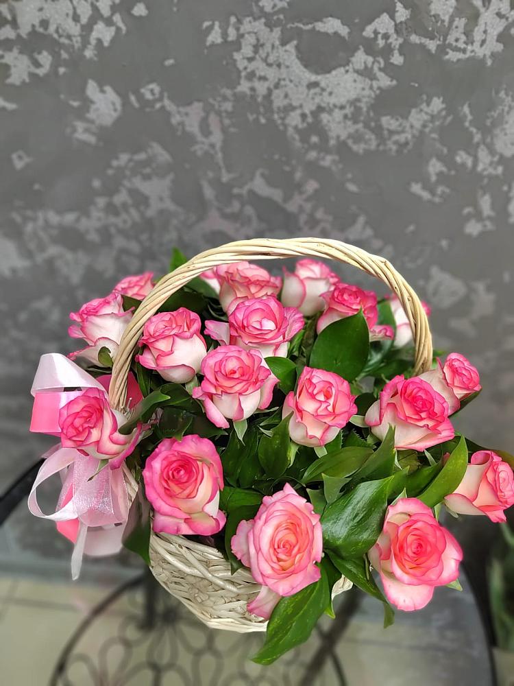 Цветочная композиция из Розы в корзине в Рогнедино