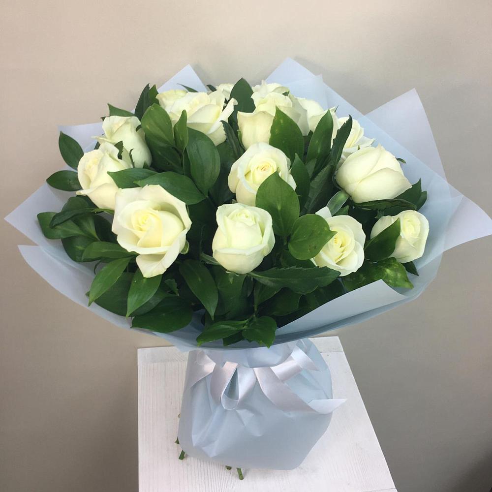 Букет 15 Белых роз Проуд в Рогнедино