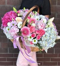 Цветочная композиция из Розы, Хризантемы, Пионы и Лизиантусы в корзине в Рогнедино