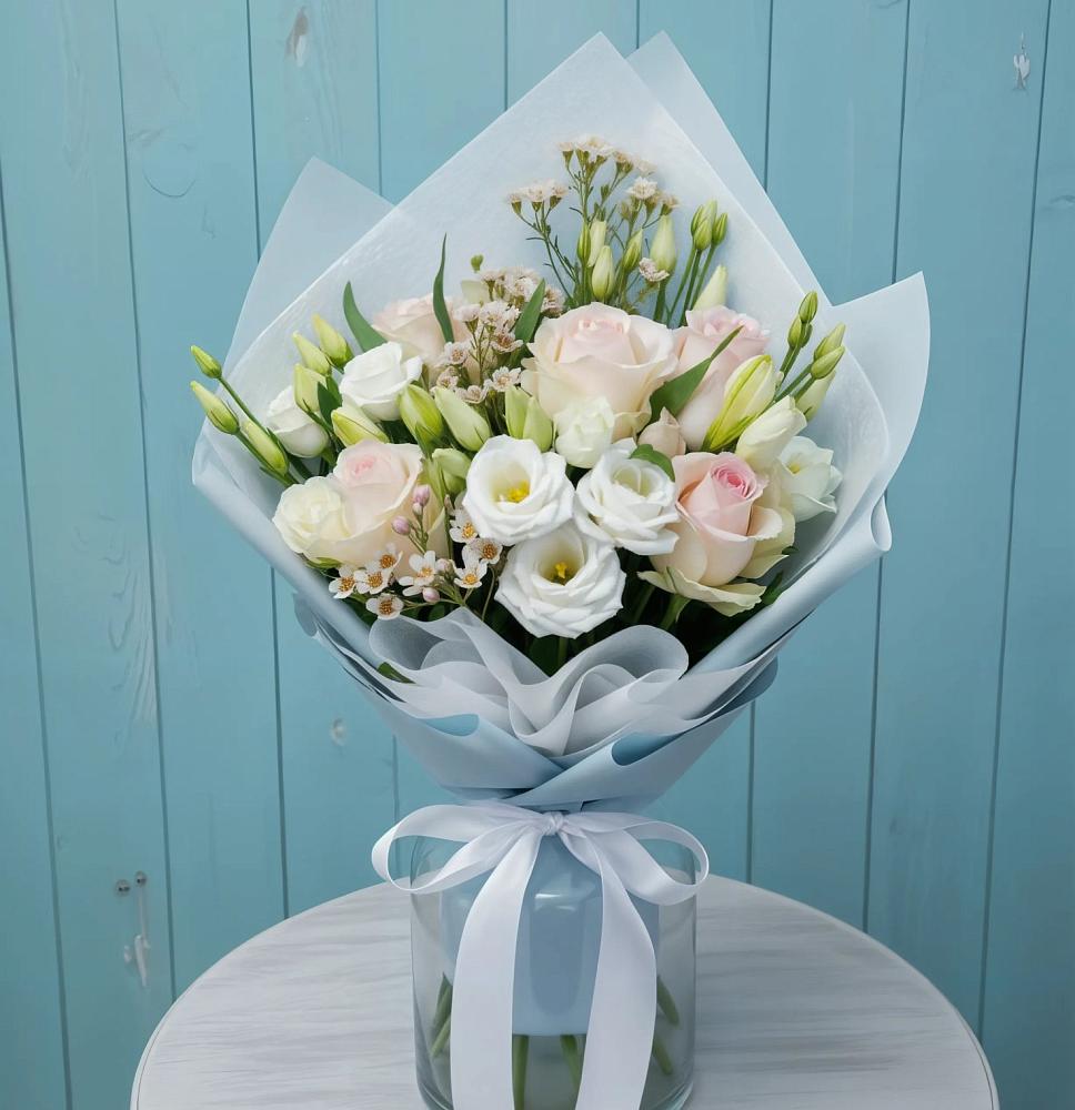 Букет цветов из: Розы и Лизиантусы в Рогнедино