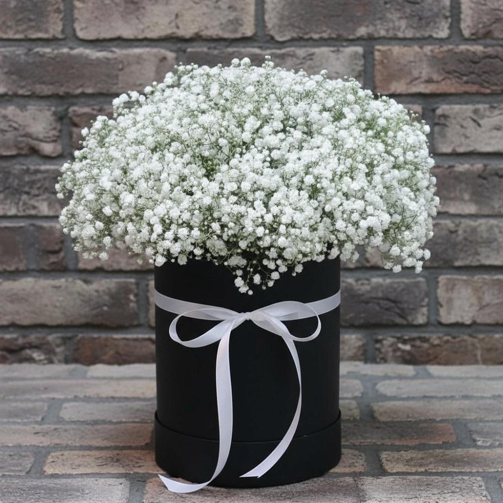 Цветочная композиция из Гипсофила в шляпной коробке в Рогнедино