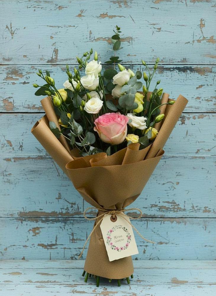 Букет цветов из: Розы и Лизиантусы в Рогнедино