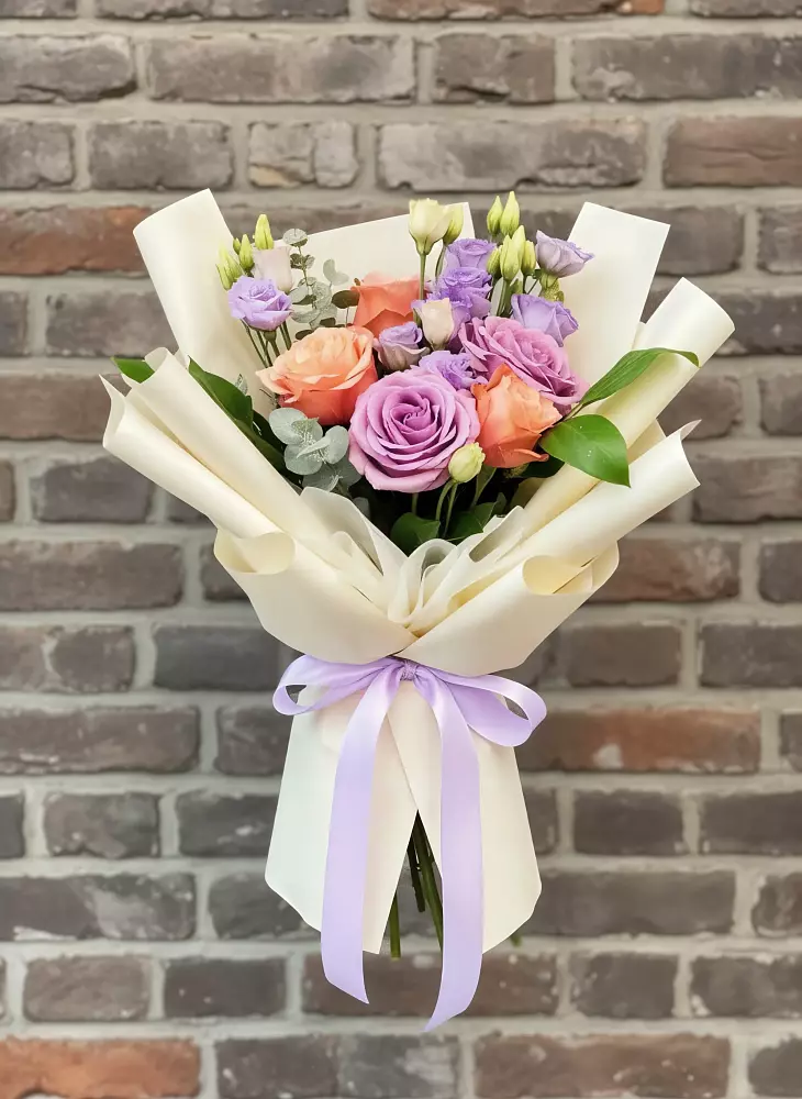 Букет цветов из: Лизиантусы и Розы в Рогнедино