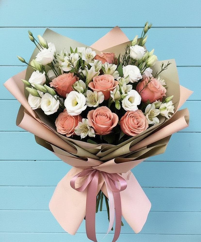 Букет цветов из: Розы, Альстромерии и Лизиантусы в Рогнедино