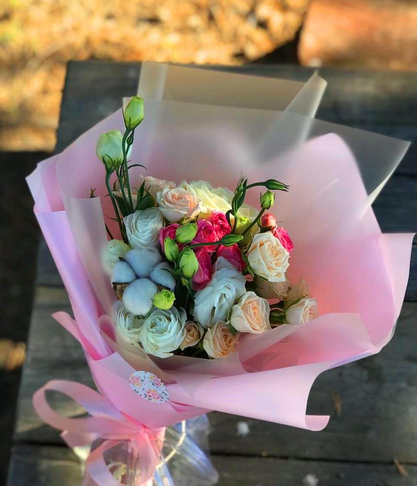 Букет цветов из: Розы и Лизиантусы в Рогнедино