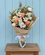 Букет цветов из:  Альстромерии, Лизиантусы, Розы и Хризантемы в Рогнедино