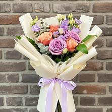 Букет цветов из:  Лизиантусы и Розы в Рогнедино