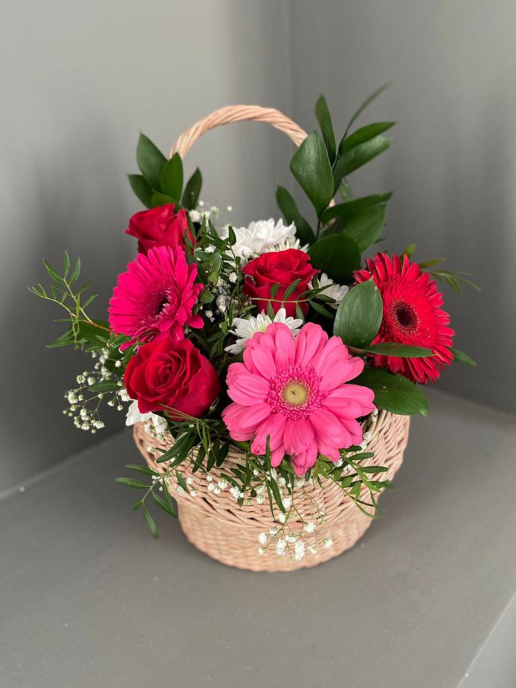 Цветочная композиция из Розы, Хризантемы и Герберы в корзине в Рогнедино