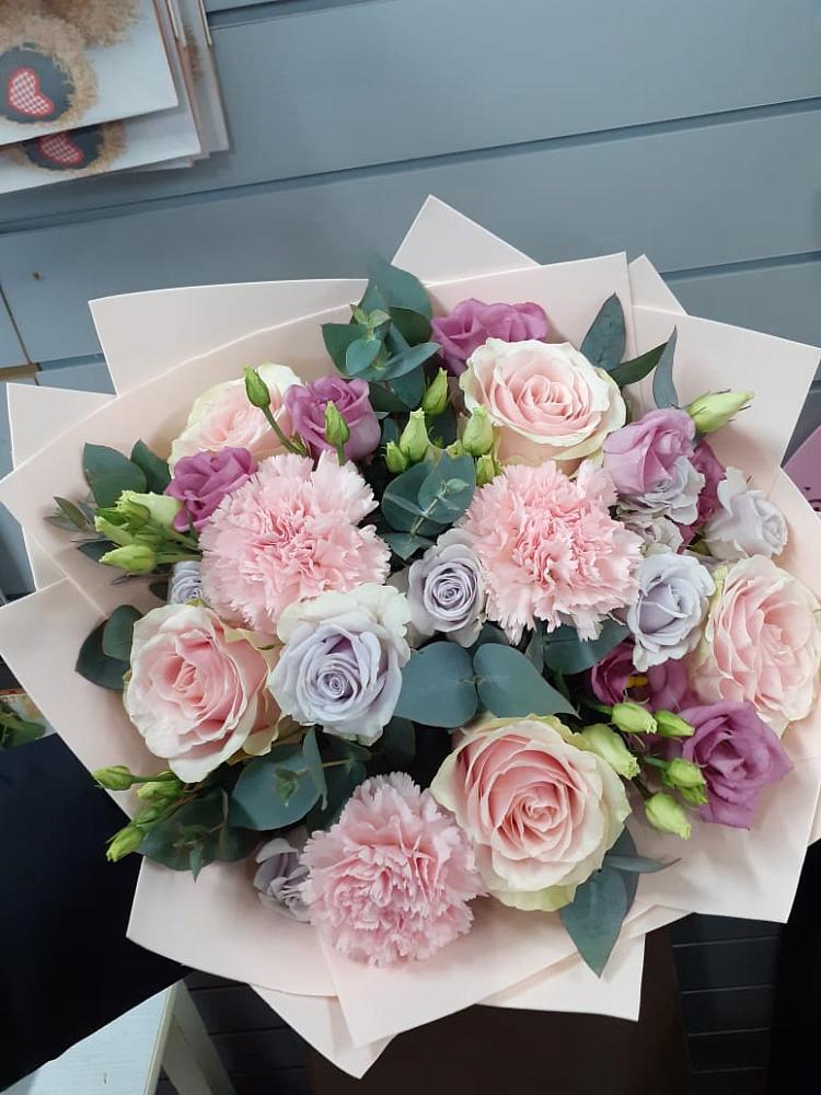 Букет цветов из: Розы, Гвоздики и Лизиантусы в Рогнедино