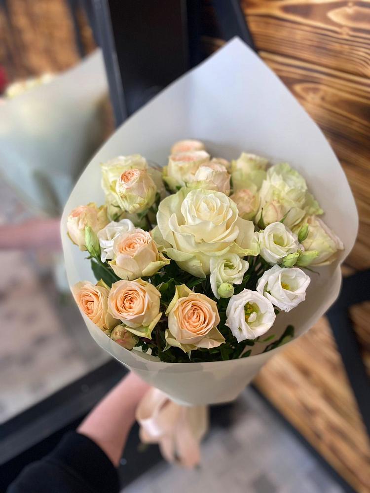 Букет цветов из: Розы и Лизиантусы в Рогнедино